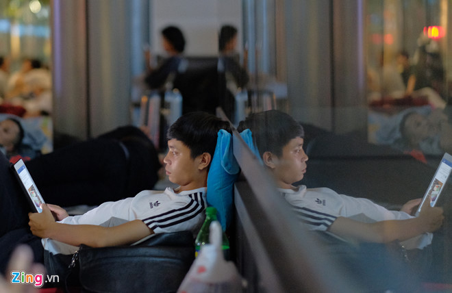 Apple Store bất lực giải tán đám đông người Việt chờ mua iPhone X