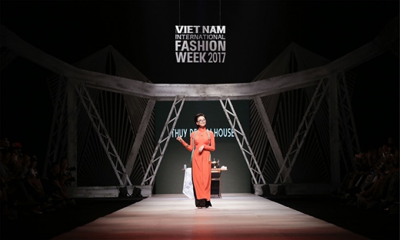 Ngô Thanh Vân tái xuất dữ dằn trên sàn catwalk trong bộ sưu tập Cô ba Sài Gòn Ngô Thanh Vân tái xuất dữ dằn trên sàn catwalk trong bộ sưu tập Cô ba Sài Gòn