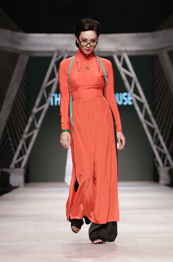 Ngô Thanh Vân tái xuất dữ dằn trên sàn catwalk trong bộ sưu tập Cô ba Sài Gòn