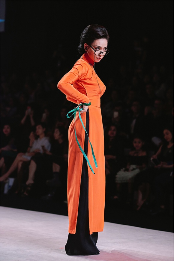 Ngô Thanh Vân tái xuất dữ dằn trên sàn catwalk trong bộ sưu tập Cô ba Sài Gòn