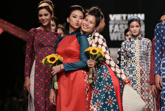 Ngô Thanh Vân tái xuất dữ dằn trên sàn catwalk trong bộ sưu tập Cô ba Sài Gòn Ngô Thanh Vân tái xuất dữ dằn trên sàn catwalk trong bộ sưu tập Cô ba Sài Gòn