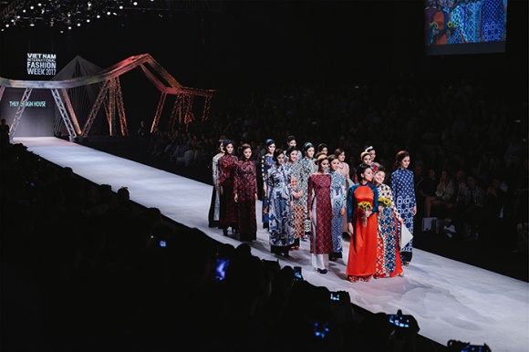 Ngô Thanh Vân tái xuất dữ dằn trên sàn catwalk trong bộ sưu tập Cô ba Sài Gòn