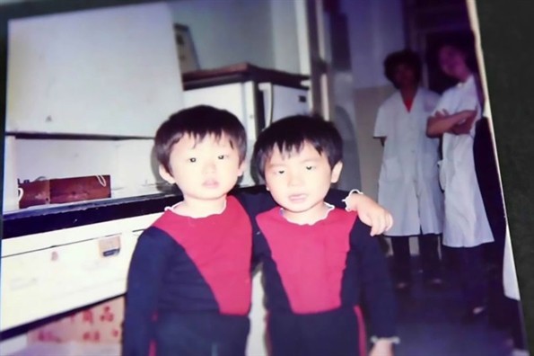 Nuôi nhầm con nhà người, hai gia đình tưởng họa mà lại là phúc