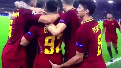 El Shaarawy bị đồng đội xâm phạm vùng nhạy cảm