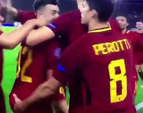 El Shaarawy bị đồng đội xâm phạm vùng nhạy cảm