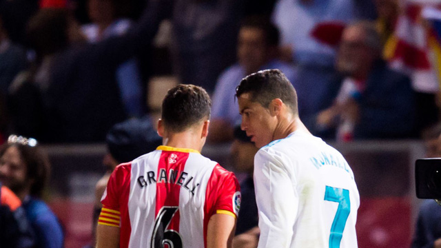 C.Ronaldo từ chối đổi áo vì đối thủ chơi xấu