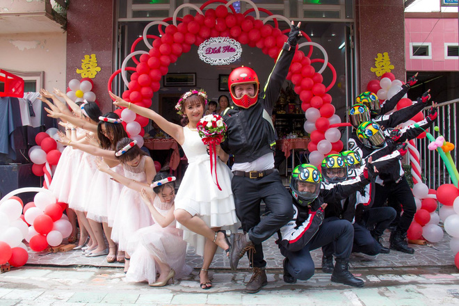 Trang phục cực chất và dàn xế khủng rước dâu trong đám cưới của cặp đôi Sài Thành