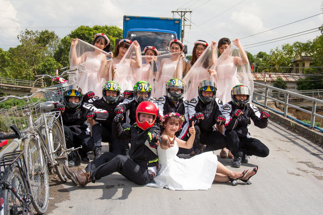 Trang phục cực chất và dàn xế khủng rước dâu trong đám cưới của cặp đôi Sài Thành