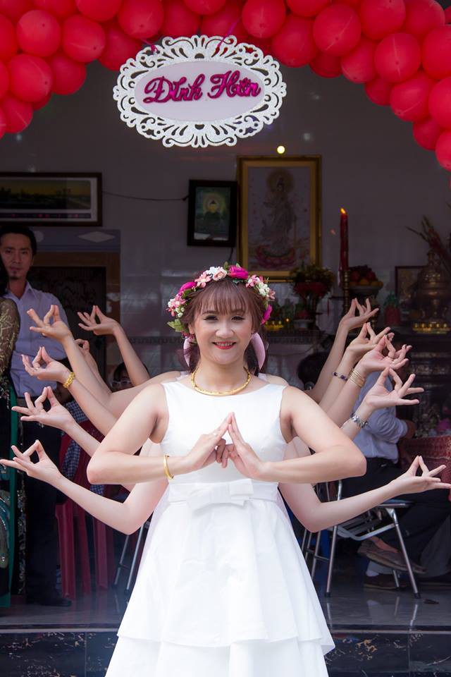 Trang phục cực chất và dàn xế khủng rước dâu trong đám cưới của cặp đôi Sài Thành