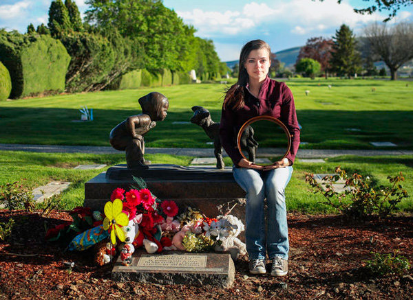 Những bức ảnh khiếm khuyết lột tả nỗi xót xa của bà mẹ mất con vì sảy thai