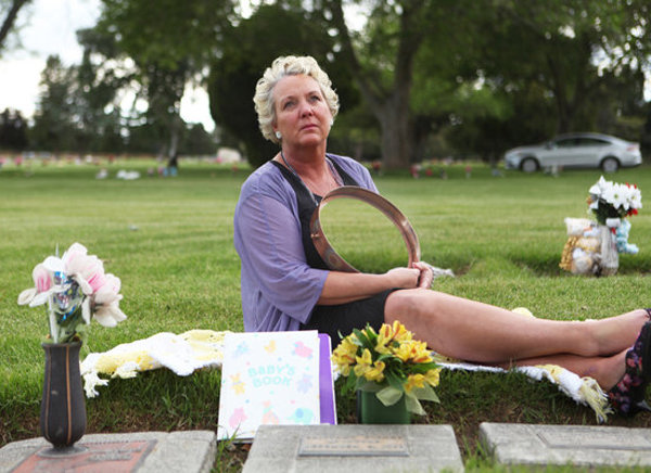 Những bức ảnh khiếm khuyết lột tả nỗi xót xa của bà mẹ mất con vì sảy thai