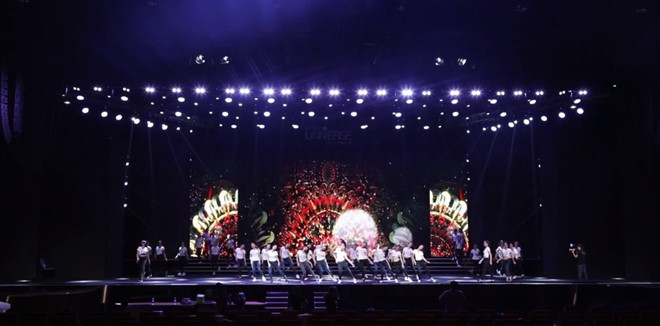 Sơn Tùng M-TP hát với công nghệ hologram ở bán kết Hoa hậu Hoàn vũ