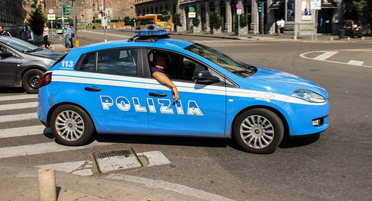 Nhà bị trộm, lại còn phát hiện vợ trên giường hàng xóm