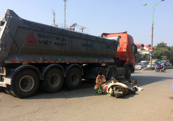 Người phụ nữ bị xe ben cán qua người