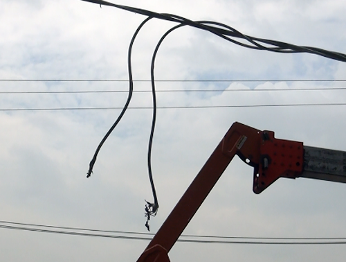 Xe bồn vướng dây điện, bốc cháy trước cây xăng ở Sài Gòn