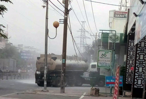 Xe bồn vướng dây điện, bốc cháy trước cây xăng ở Sài Gòn