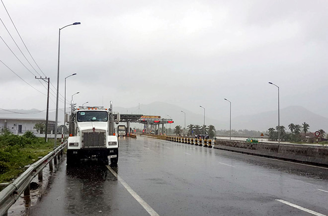 Sau BOT Cai Lậy, tài xế tiếp tục trả tiền lẻ qua trạm BOT Ninh An