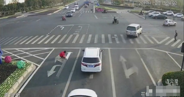 Anh chàng tự vẽ lại sơn chỉ đường để được về nhà nhanh hơn