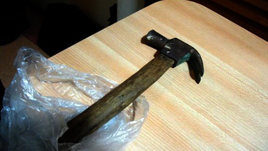 Bị chê rửa bát bẩn, con đẻ dùng búa đánh chết bố