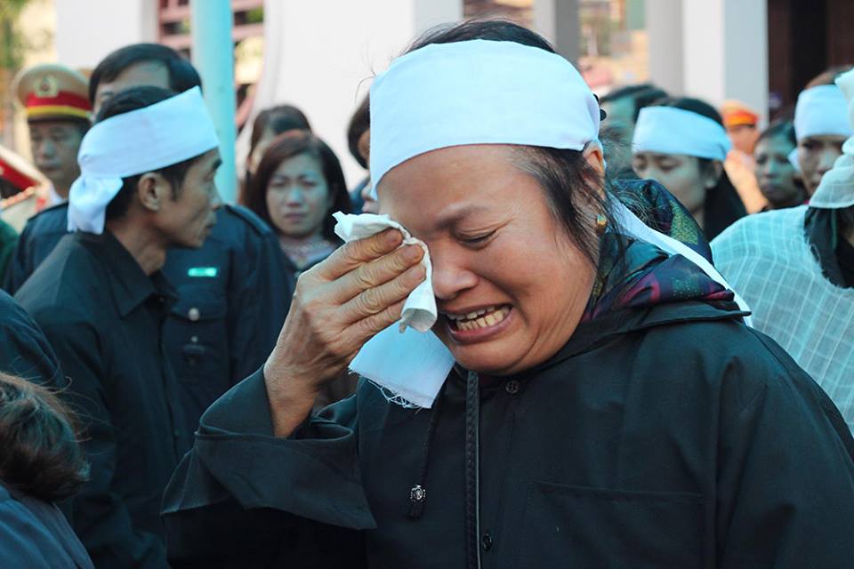 Đẫm nước mắt tiễn đưa trung tá CSGT bị đâm trên cao tốc Đẫm nước mắt tiễn đưa trung tá CSGT bị đâm trên cao tốc