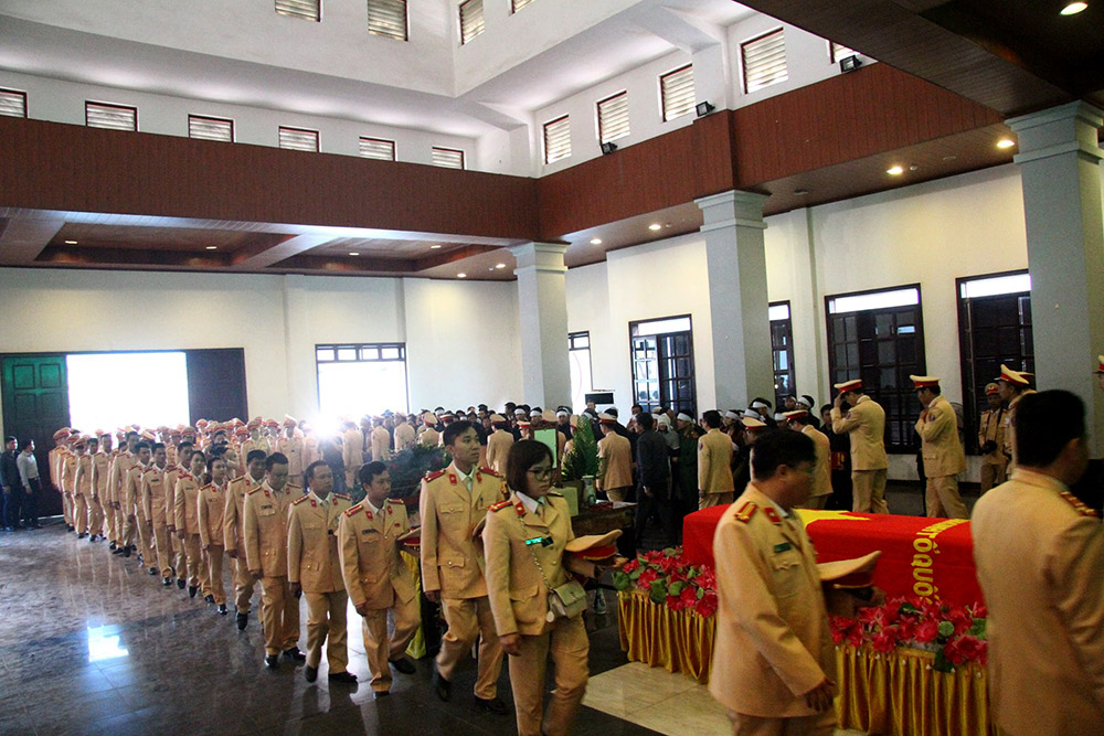 Đẫm nước mắt tiễn đưa trung tá CSGT bị đâm trên cao tốc