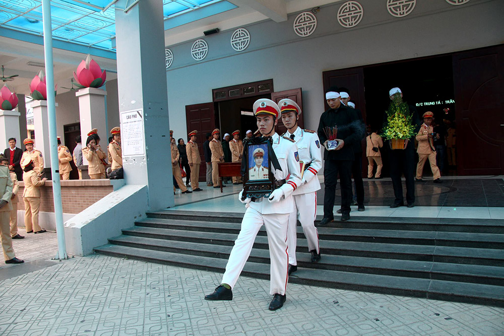 Đẫm nước mắt tiễn đưa trung tá CSGT bị đâm trên cao tốc