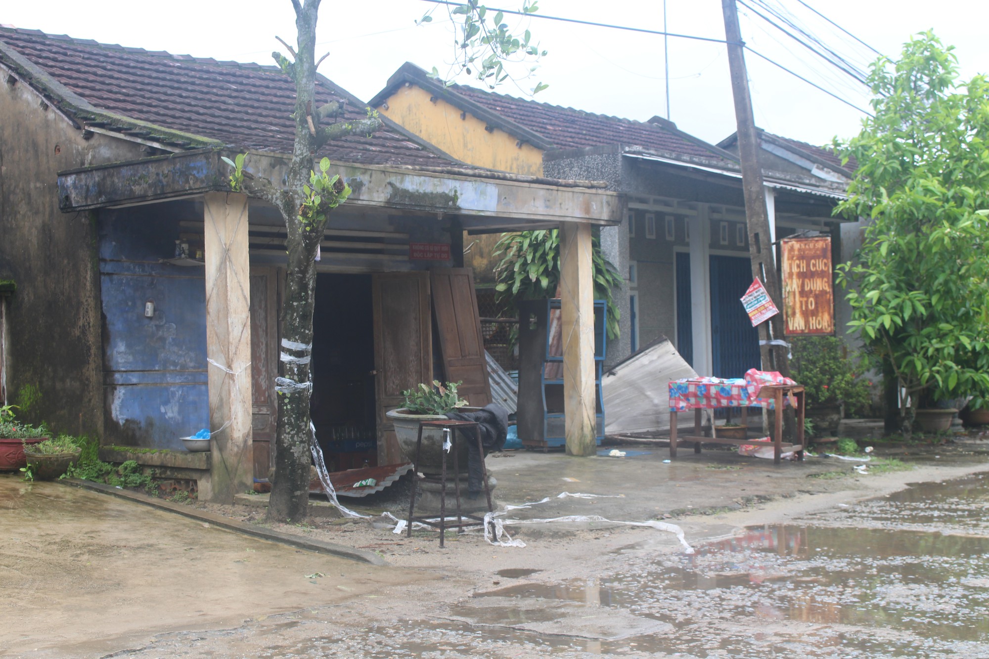 Hoảng hồn phát hiện cụ bà 85 tuổi chết tư thế treo cổ