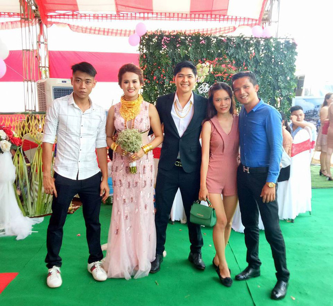 Cô dâu vàng đeo trĩu cổ lên tiếng chia sẻ chuyện riêng tư sau đám cưới nổi đình nổi đám toàn MXH về độ chịu chơi Cô dâu vàng đeo trĩu cổ lên tiếng chia sẻ chuyện riêng tư sau đám cưới nổi đình nổi đám toàn MXH về độ chịu chơi