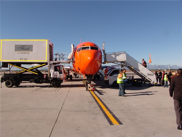 Tại sao hành khách luôn vào và ra khỏi máy bay từ cửa bên trái?