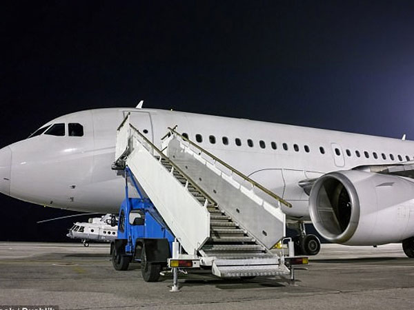 Tại sao hành khách luôn vào và ra khỏi máy bay từ cửa bên trái?