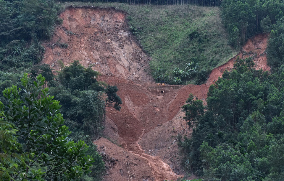 Hàng loạt hố tử thần xuất hiện sau mưa lớn