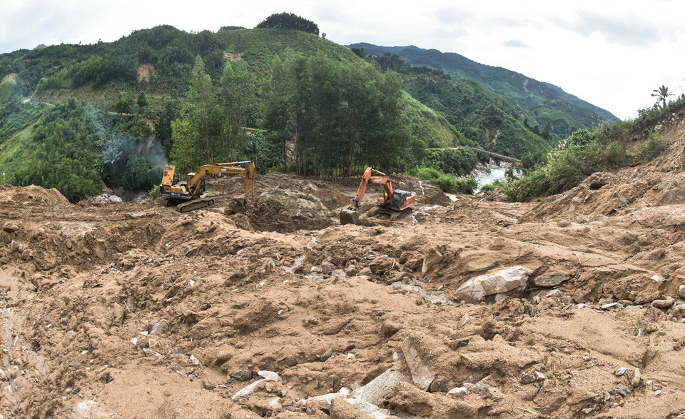 Hàng loạt hố tử thần xuất hiện sau mưa lớn