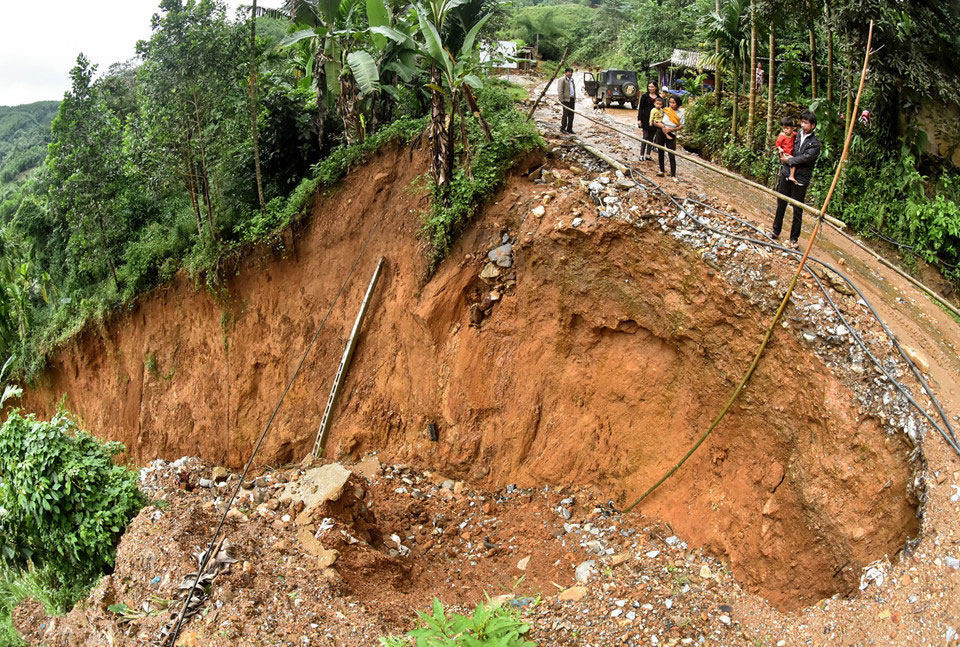 Hàng loạt hố tử thần xuất hiện sau mưa lớn