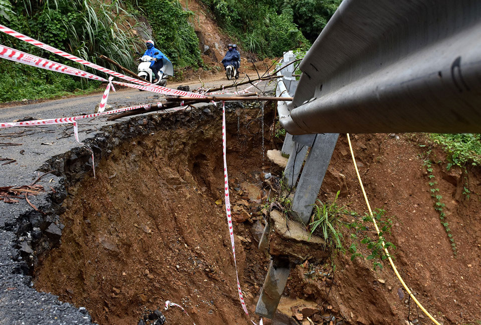 Hàng loạt hố tử thần xuất hiện sau mưa lớn