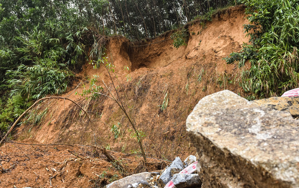 Hàng loạt hố tử thần xuất hiện sau mưa lớn
