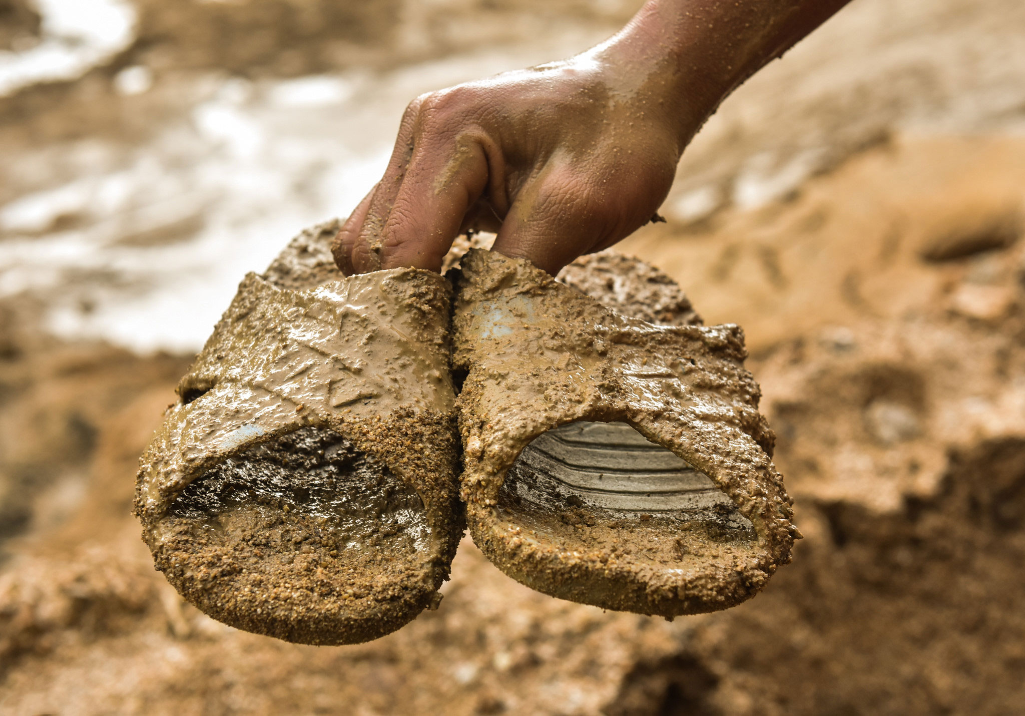 Hàng loạt hố tử thần xuất hiện sau mưa lớn