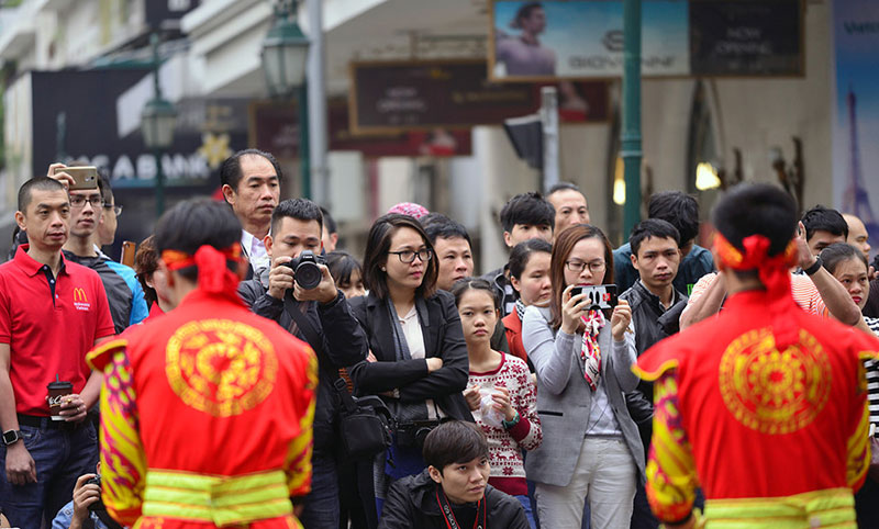 Khách thủ đô tò mò ngày McDonalds mở cửa hàng đầu tiên tại Hà Nội