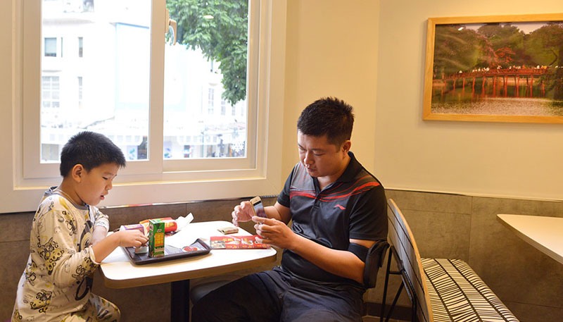 Khách thủ đô tò mò ngày McDonalds mở cửa hàng đầu tiên tại Hà Nội