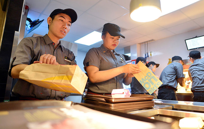 Khách thủ đô tò mò ngày McDonalds mở cửa hàng đầu tiên tại Hà Nội