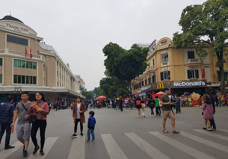 Khách thủ đô tò mò ngày McDonalds mở cửa hàng đầu tiên tại Hà Nội