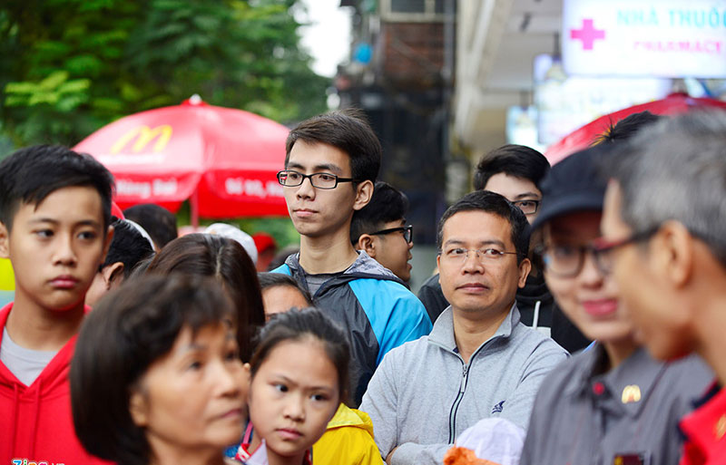 Khách thủ đô tò mò ngày McDonalds mở cửa hàng đầu tiên tại Hà Nội