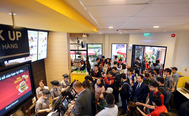 Khách thủ đô tò mò ngày McDonalds mở cửa hàng đầu tiên tại Hà Nội