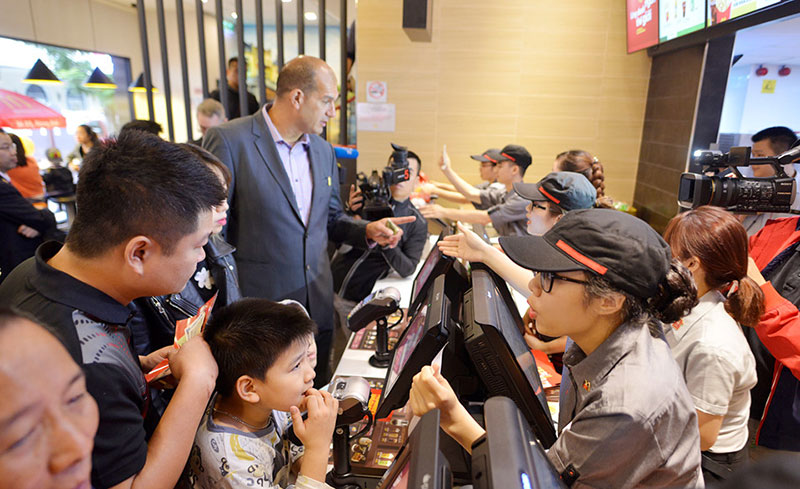 Khách thủ đô tò mò ngày McDonalds mở cửa hàng đầu tiên tại Hà Nội