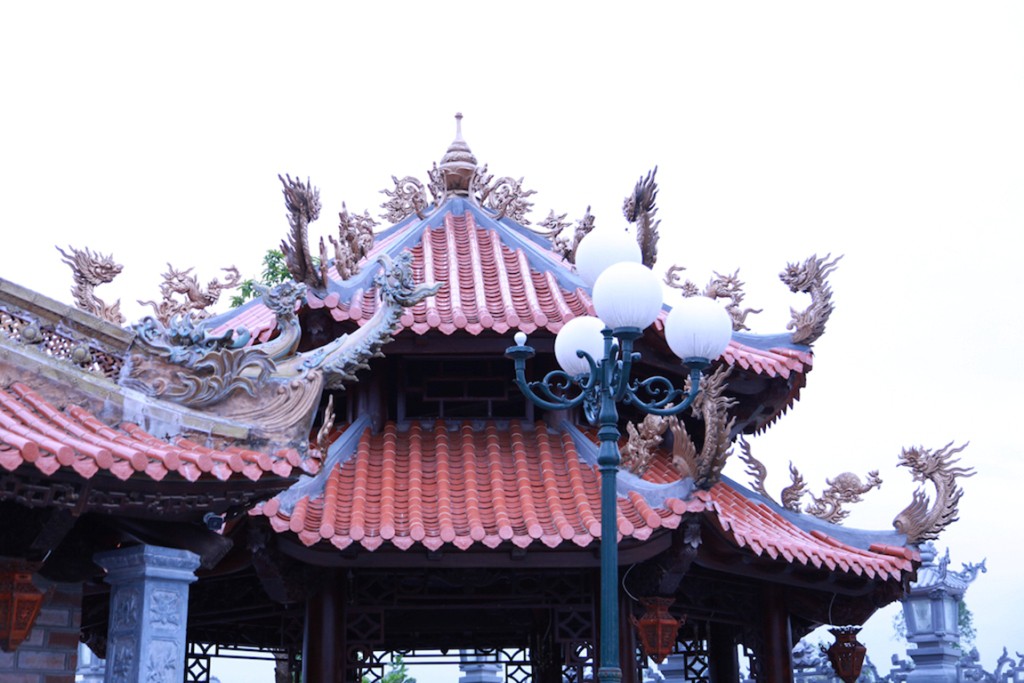 Cận cảnh khu nhà thờ họ 100 tỷ với nhiều vật dụng dát vàng ở Nghệ An