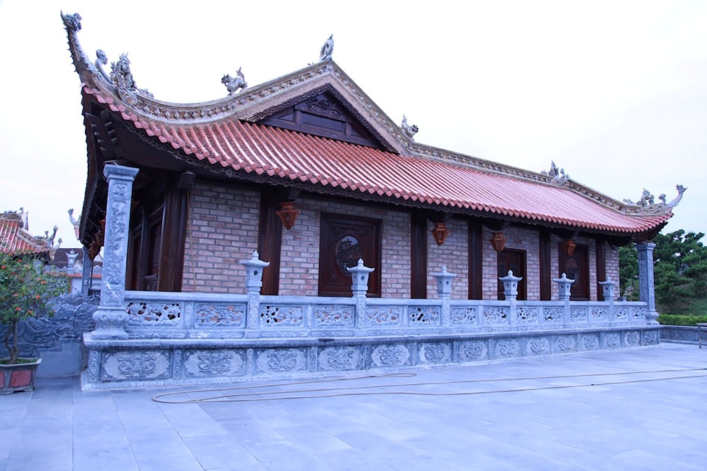 Cận cảnh khu nhà thờ họ 100 tỷ với nhiều vật dụng dát vàng ở Nghệ An