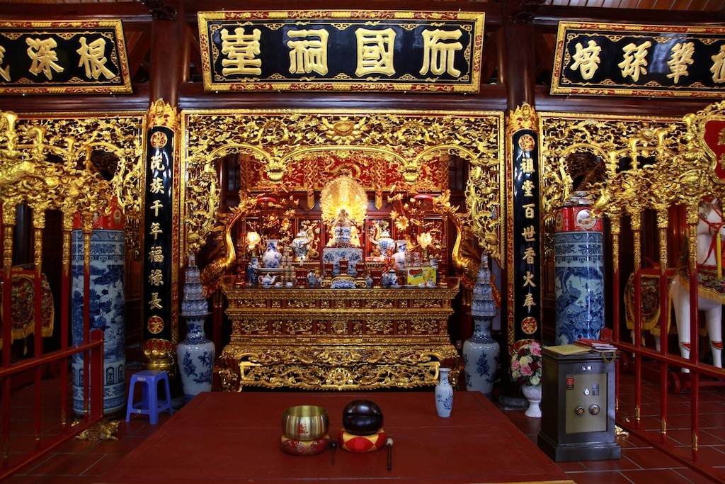 Cận cảnh khu nhà thờ họ 100 tỷ với nhiều vật dụng dát vàng ở Nghệ An