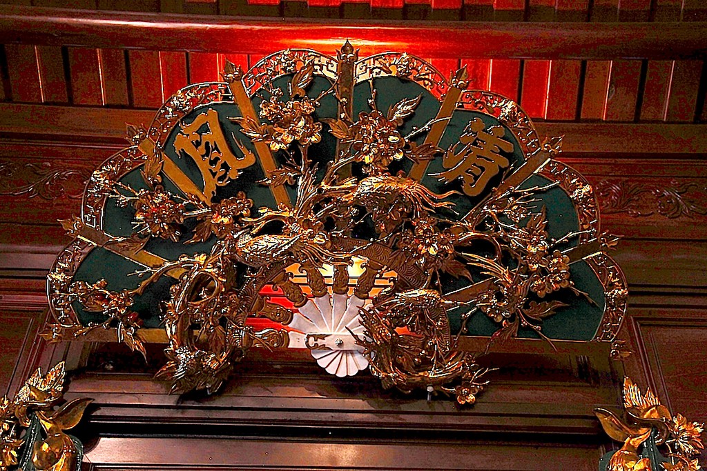 Cận cảnh khu nhà thờ họ 100 tỷ với nhiều vật dụng dát vàng ở Nghệ An