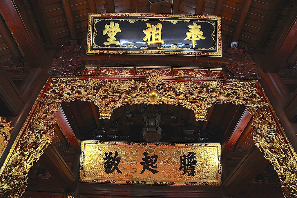 Cận cảnh khu nhà thờ họ 100 tỷ với nhiều vật dụng dát vàng ở Nghệ An