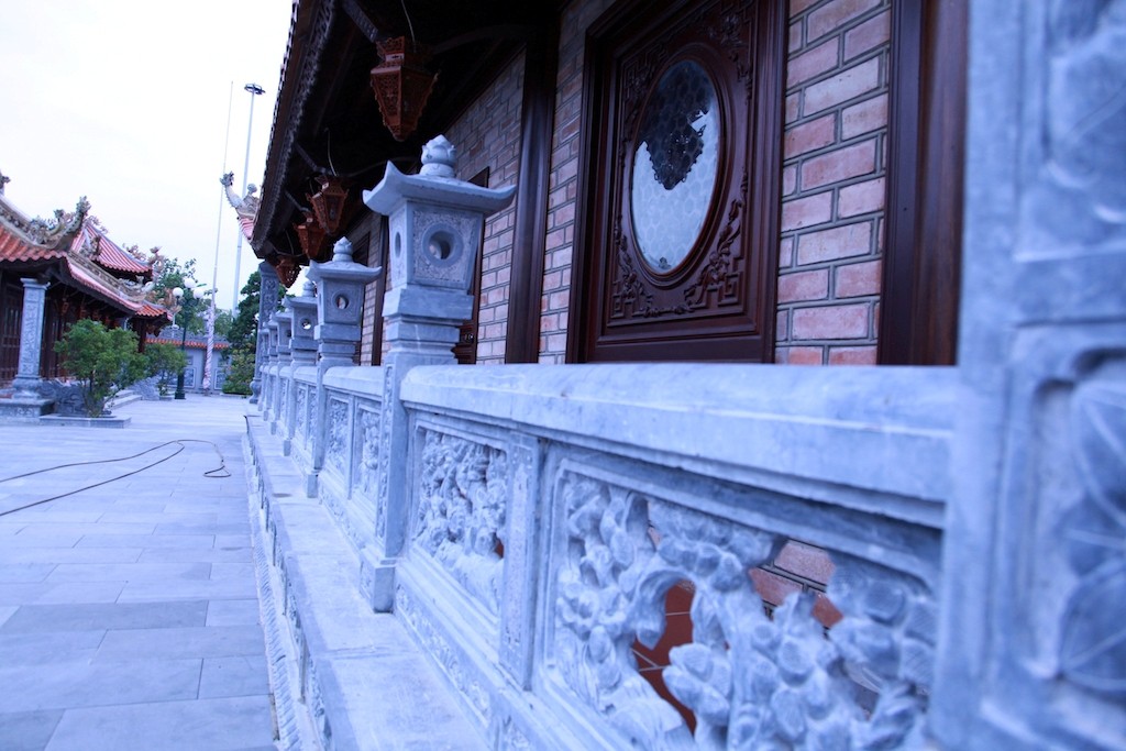 Cận cảnh khu nhà thờ họ 100 tỷ với nhiều vật dụng dát vàng ở Nghệ An