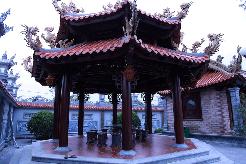 Cận cảnh khu nhà thờ họ 100 tỷ với nhiều vật dụng dát vàng ở Nghệ An